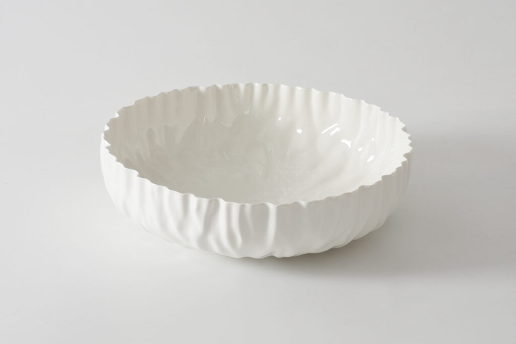 Known as “the Ashley Piece” and popular with Ashleyeliyahu2.0, the Pampa Bay Mascali Bianca Extra Large Shallow Bowl goes beautifully from oven to table. Crafted from high-fired porcelain with a luxurious silver-tone finish, this 16-inch serving bowl is oven safe up to 500°F, dishwasher safe, freezer safe, stain resistant, and tarnish free. An elegant choice for family-style meals, entertaining, and gifts for the home, with nationwide delivery from The Pampered Professional.⠋