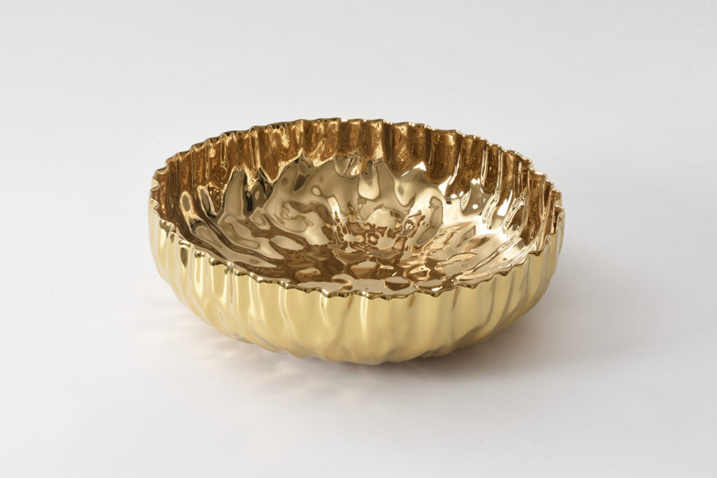 Known as “the Ashley Piece” and popular with Ashleyeliyahu2.0, the Pampa Bay Mascali D'Oro Extra Large Shallow Bowl goes beautifully from oven to table. Crafted from high-fired porcelain with a luxurious silver-tone finish, this 16-inch serving bowl is oven safe up to 500°F, dishwasher safe, freezer safe, stain resistant, and tarnish free. An elegant choice for family-style meals, entertaining, and gifts for the home, with nationwide delivery from The Pampered Professional.